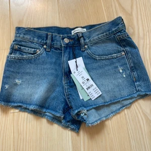 Blå jeansshorts från Gina Tricot - Snygga blå jeansshorts från Gina Tricot. Helt nya med prislapp kvar. Nypris 400 kr 🥰Pris kan diskuteras. 
