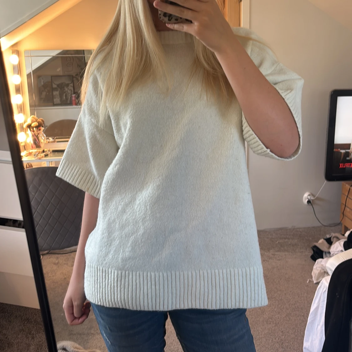 Ljusvit stickad tröja med kort ärm