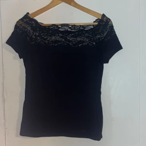T-shirt med spets - Svart T-shirt med spets strl S. Vet tyvärr inte vart den är ifrån då den är köpte utomlands på en affär vi inte har i Sverige och kommer inte ihåg namnet på affären! Men den är knappt använd så i mycket fint skick! Pris kan diskuteras vid snabb affär 