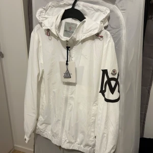 Moncler jacka - Säljer en vit Moncler regnjacka för ett superbra pris. Nytt skick ej använd. Storlek 1/S. Priset kan sänkas vid snabb affär! Skriv för mer info och intresse!