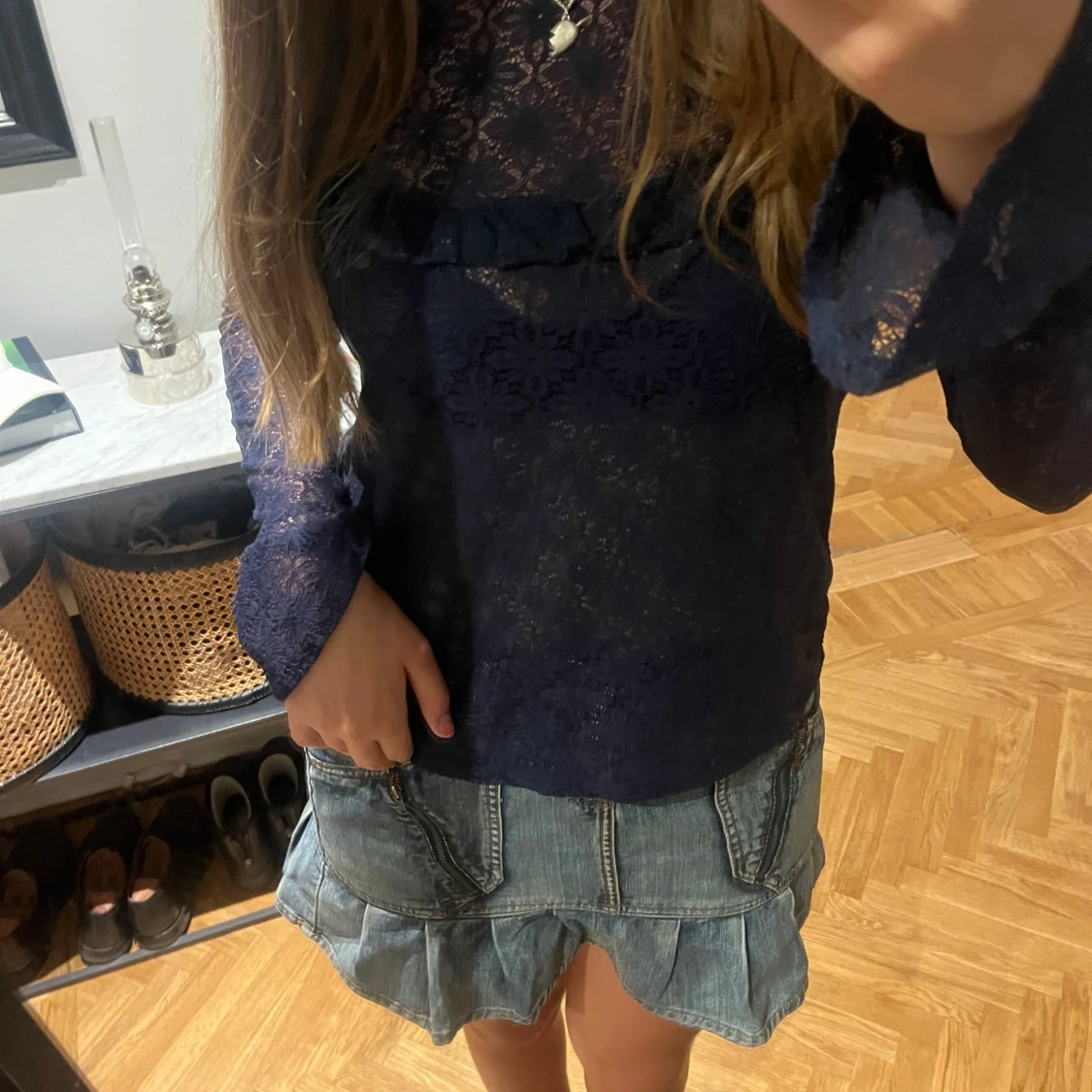 Mörkblå spetsblus med volang - 1