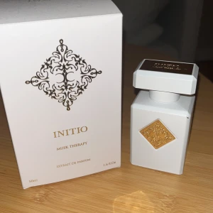Initio Musk Therapy Extrait de Parfum - Parfym från Initio, Musk Therapy, i en stilren vit flaska med gulddetaljer och box. Flaskan rymmer 50 ml (45-40ml kvar). Nypris 2490kr mitt pris 1600kr men priset är inte hugget i sten🙌Perfekt för dig som gillar eleganta och unika dofter. Skriv gärna om du har några frågor✌️