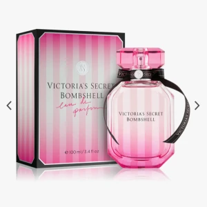 Victoria Secret Bombshell parfym - Säljer parfym då den inte används. Ej min bild och har använts förut så be om bild för att se mängd eller gällande annat. 100 ml och köpt för ca 700kr. frågor kan alltid besvaras gällande parfymen och pris💞💞Lådan parfymen låg i ingår inte tyvärr