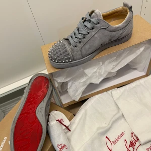 Louboutin JR spikes  - Louboutin jr spikes EU 40 (passar 41), väldigt fint skick endast smutsiga. Kommer med box, dustbag, extra nitar samt snören! 