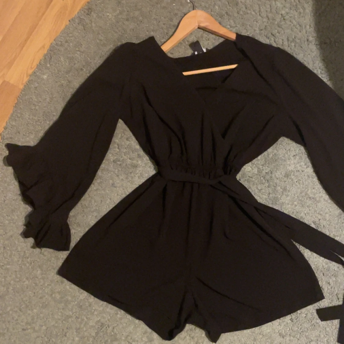 Svart omlott playsuit med volangärm - 2