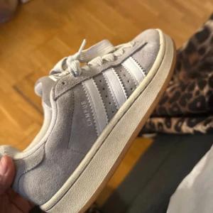 Grå Adidas Campus sneakers i mocka - Säljer mina adidas campus som har bara använts några gånger!   Hör av dig vid intresse!
