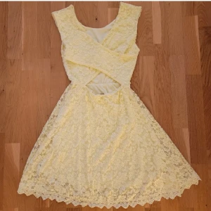Klänning  - Gul spetsklänning med skitsnygg öppen rygg. Storlek 146/152 från Cubus. Perfekt till sommaren eller fest. 💕