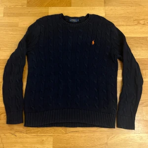Ralph lauren stikad tröja - Snyggg rahlp lauren tröja i mörk blå🎽👕storlek S passar M 💙🔵💙🟦🔷👔