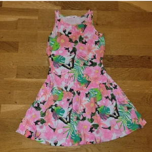 Klänning - Söt klänning från H&M i storlek 122/128. Inga defekter! Perfekt nu till sommaren💕