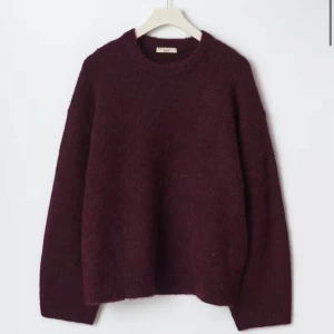 Stickad tröja - Trendig stickad tröja från Gina tricot i wool blend, helt slutsåld överallt, perfekt för sommar kvällar eller nu inför hösten.