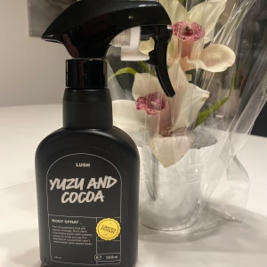 Yuzu and Cocoa Lush - Obs! Läs hela annonsen innan köp!❣️Säljer fem m l i liten travelsize glasflaska som är lätt att ta med sig på språng. Perfekt för den som vill testa liten mängd innan storköp. Doftar mörk choklad 🍫 krämig citrus 🍊bergamott, tonka och cacao som sveper in dig i en söt omfamning så att dina bekymmer smälter bort (åtminstone för stunden). Munter grapefruktolja lyser upp humöret🥰Doften påminner om Piña Colada🍹 Underbar sommardoft!💕Har fler Lush-dofter, gör gärna ett splitt paket!🫶Postar snabbt💌