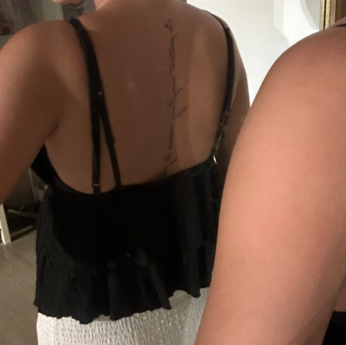 Svart volangig linnetopp med knyt - 1