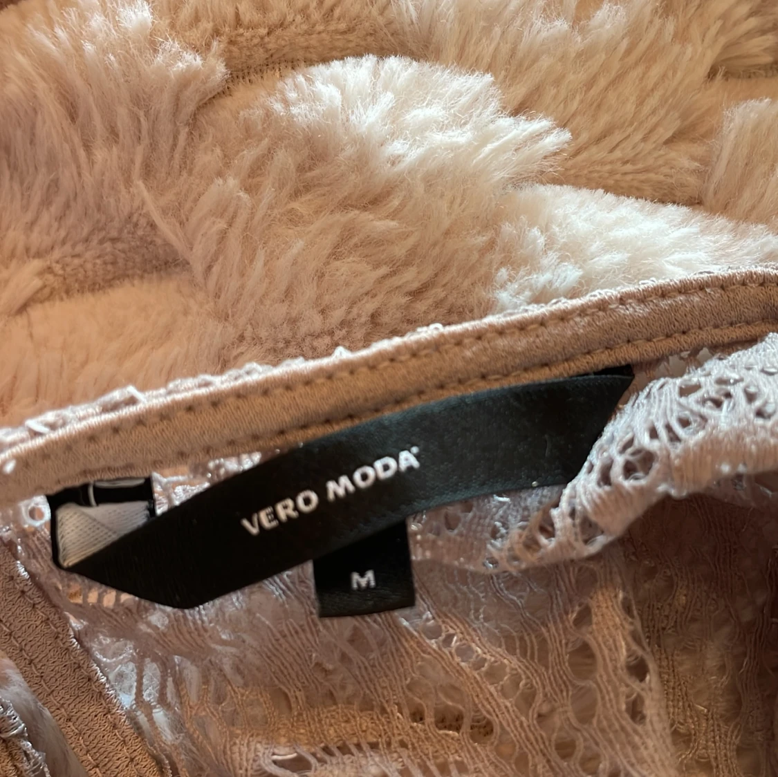 Beige spetsblus från Vero Moda - 2