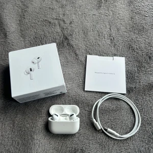 AIRPODS PRO 2 - AIRPODS PRO 2 | Använts i ca 1.5 år och har fungerat utan problem | Säljer då jag köpt airpods max | Skriv vid fler frågor eller bilder 