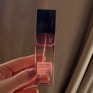 Victoria’s Secret Bodymist - Bodymist från Victoria’s Secret, 75ml. Jättegod kvinnlig doft. 💕