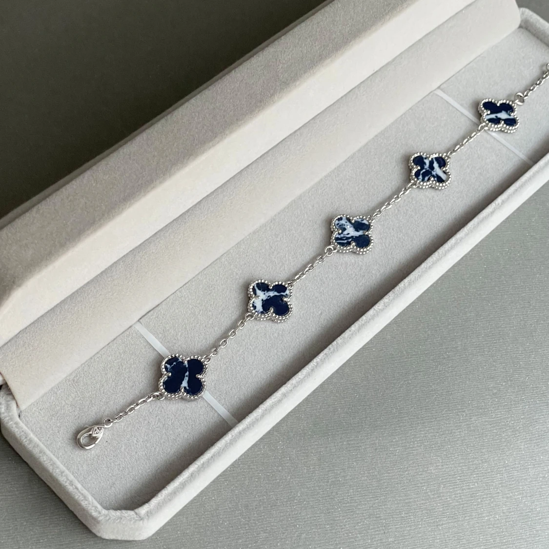 Blå klöver armband 