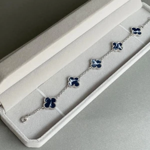 Blå klöver armband  - Säljer denna fina armband med stone blå klöver 🩵Armbandet är gjord av rostfritt stål som håller sig fint länge. Helt nytt och aldrig använt. 