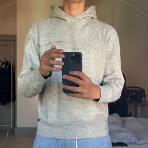 Scotch & Soda Hoodie - Storlek S - Scotch and Soda Hoodie (Grå) | Size: S | Skick: 9/10 inga tydliga deffekter. | Riktigt fet hoodie med schysst passform  | Hör av dig vid frågor och funderingar | Vänliga hälsningar!