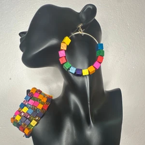 Färgsprakande smyckesset i trä med armband & örhängen Nytt & oanvänt Boho Pride Retro  - Säljer ett färgsprakande smyckeset som består av stora, lätta creolörhängen (ca 8 x 6 cm) och ett brett armband (ca 16 x 4 cm) med kubformade träpärlor i regnbågens alla färger. Nytt och oanvänt. Perfekt för festival, sommaroutfits eller när du vill ge din look extra edge.  Prutning accepteras ej, men jag erbjuder gärna rabatt vid köp av flera saker. Jag rensar smyckesskrin och garderob – kika gärna på mina andra annonser också! 