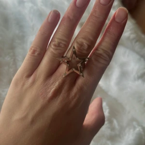 Stor stjärnring i silverfärg - Cool ring i form av en stor öppen stjärna i silver med små glittrande stenar❤️ riktig silver ring som köptes i Paris🩷endast använd 3 gånger