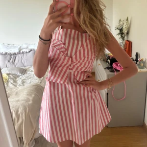 Rosa och vit randig klänning🪭🧁🌷🌸 - Sååå så härlig och söt klänning med världens sötaste rosett över brösten, älskar men för liten för mig!!😍😍😍från Bardot Junior