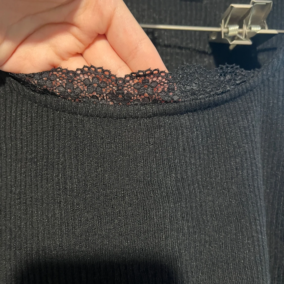 Svart ribbad långärmad topp med spets - 2