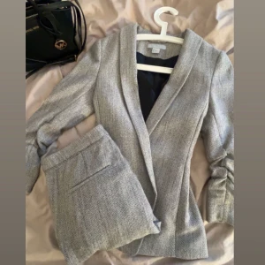 Grå kavajkostym med byxa - Classy kavaj med kostymbyxor till. Använd några gånger. Byxorna i storlek 36 och kavaj i 34🥰