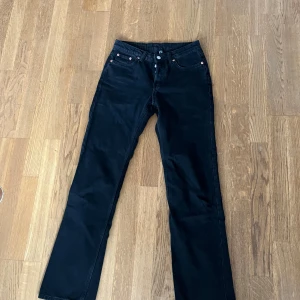 Jeans - 🤎Jättefina jeans från Weekday - pin mid straight jeans w26 l32 🤎Använda enstaka gång så i jättefint skick 🤎Nypris 699kr