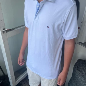 Tommy hilfiger piké - Piké | Tommy Hilfiger | Strl M | Nypris 699kr | Mitt pris 199kr | Den har tyvärr en fläck vid armhålan som jag kan ta mer bilder på om ni vill hör av er då🍀