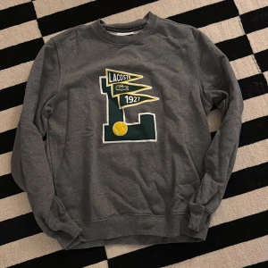 Lacoste Sweatshirt - Säljer nu min fina Lacoste sweatshirt. Tröjan är i super fint skick och köpte för 1799kr. Tröjan har inte riktigt kommit till använding så skicket är 9.5/10 