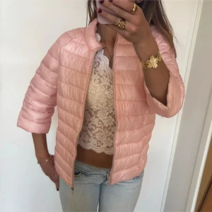 Trekvartsärmad jacka - Så söt rosa trekvartsärmad vår- och höstjacka. Jag är 168 och det är mina bilder, köp via köp nu direkt eller Swish, kvar tills markerad som såld 💖 