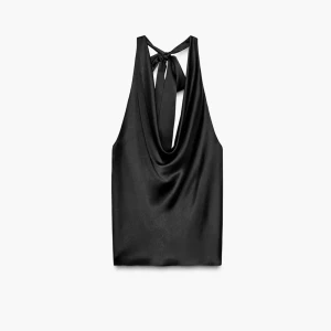 Svart satin topp zara - Svart halterneck topp i satin från Zara i storlek xs men passar även en s. Aldrig använd så den är i nyskick. Köpt för : 300kr💓 slutsåld på hemsidan 