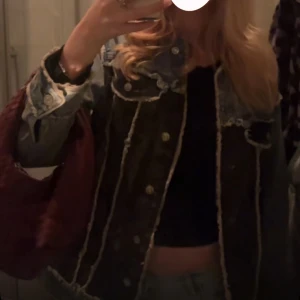 Oversized jeansjacka med detaljer  - Knappt använd, inga defekter 
