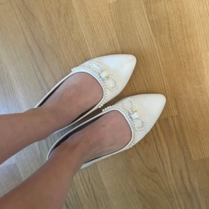 Vita ballerinaskor med pärldetaljer - Endast använda en gång på min student. Superbekväma!