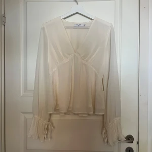 Vit blus (ny) - Jättesöt vit blus från NAKD 🤍köpt för ca. 400 kr för ett tag sen, men aldrig använd (prislappen är dock avdragen). 