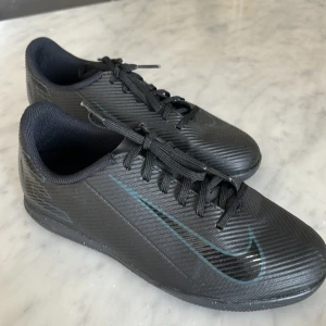 Nike Futsal, stl 36,5 - Säljer ett par Nike Futsal skor, använda endast en gång. 