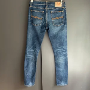 Nudie Jeans Tight Long John - Mycket fint skick, fläck vid framfickorna(be om bild). Nypris ca 2000kr. Storlek W29 L32, passar dig som är mellan 170-180 ungefär. Mått finns på sista bilderna. Skriv för mer information!🤝