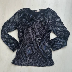 Söt långärmad - Väldigt mjukt sammetsliknande material, kan knytas vid halsen