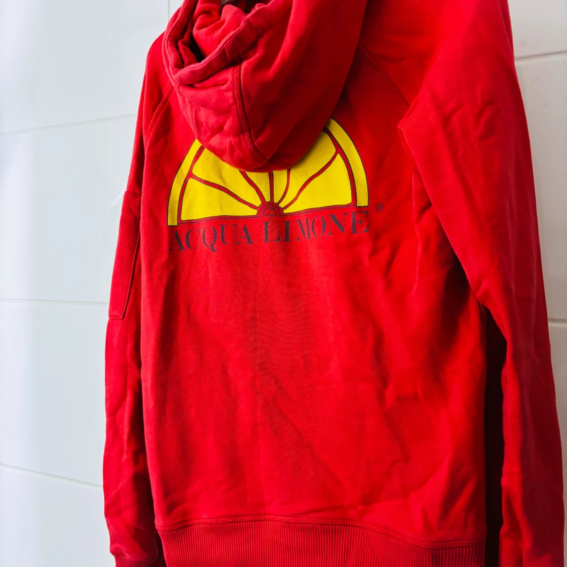 Röd hoodie från Acqua Limone