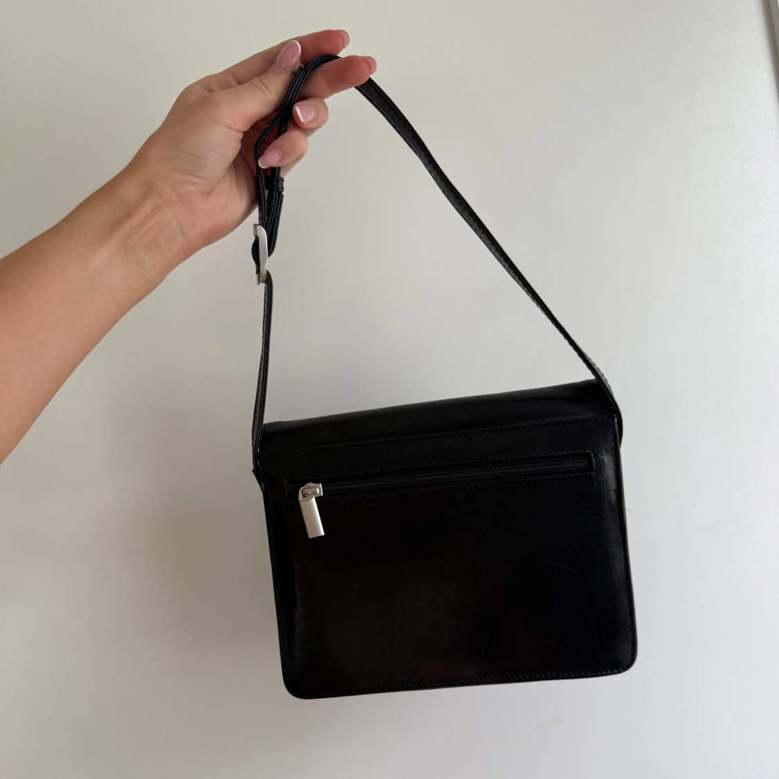 Svart axelväska i skinn - 1