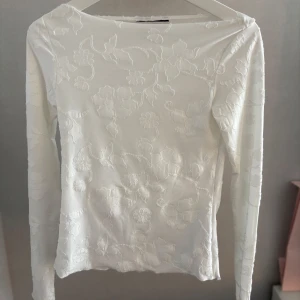 Vit blommig blus  - En vit blommig bus från Gina tricot i storlek XS, aldrig använd, väldigt fin🤍🌸