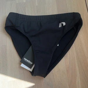 Svart löpartrosa från Newline - Svart löpartrosa från Newline. För löpning/friidrott 