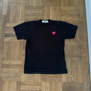 Svart Comme des Garcons T-Shirt - Fint skick! Storlek: M (kan även passa S) 