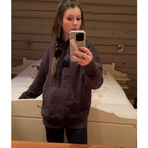 Isabel marant hoodie - Säljer min älskade marant hoodie då den tyvärr inte kommer till användning. Hör av dig vid frågor🩷Marant märket är lite avskavt och därav priset. Kan även tänka mig att byta mot något annat i samma prisklass🙌