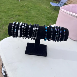 Armband till honom - Ett valfritt armband.Några har skimrande eller regnbågsfärgade pärlor som ger en cool effekt. Perfekta att mixa och matcha för en personlig look. Elastiska band gör dem enkla att ta på och av.