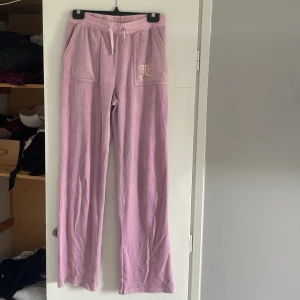 Rosa mjukisbyxor Juicy Couture - Säljer ett par ikoniska rosa mjukisbyxor från Juicy Couture. Väl använda men ändå riktigt fina💕