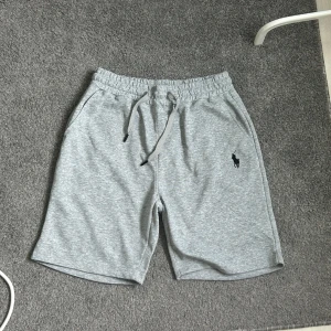 Grå shorts från Polo Ralph Lauren - Ralph lauren shorts helt nya lappen e kvar på.