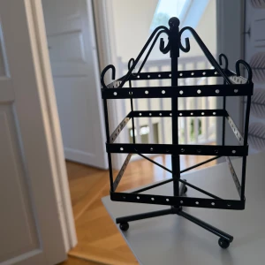 Örhänges ställ - Ett stiltips örhängesställ där du kan sätta upp dina snygga örhängen för tillexempel prydnad i rummet! Nyskick 😍köparen står för frakten !