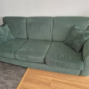 Två nya gröna soffor! - Säljer en 3-sits och en 2-sits soffa i grönt tyg. Helt nya och oanvända, inga skador eller fläckar. Väldigt bekväma med mjuka dynor och medföljande kuddar. Pris kan diskuteras.