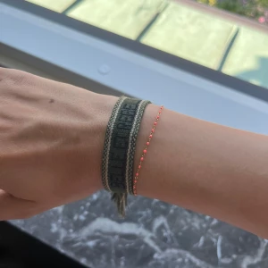 Grönt armband med tofsar - Supersött grönt armband  från Raglady som liknar det populära Dior armbandet.